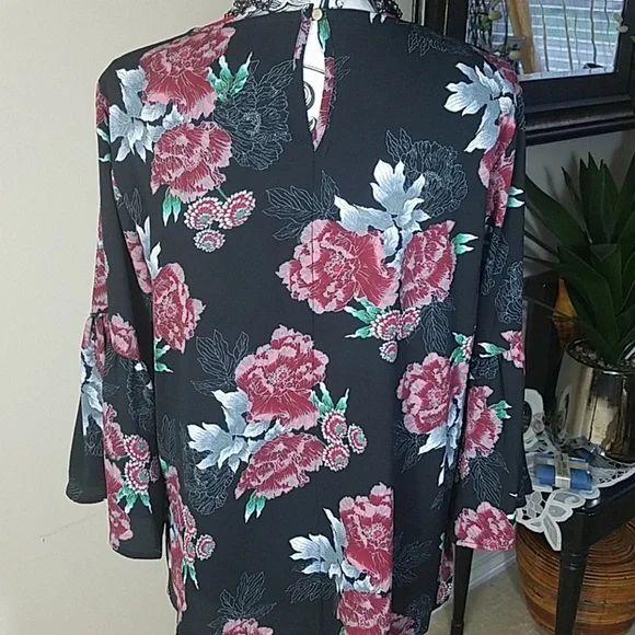 Bodeau, 0032 blk floral top w/bell sleeves, size M - Picture 4 of 7